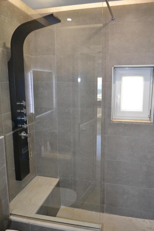 Stergiou Luxury Apartments With Shared Pool アナヴィソス エクステリア 写真